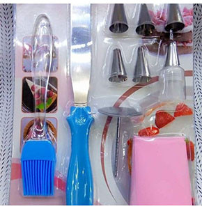 Cake decorating set